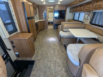 2015 Thor Motor Coach Challenger — photo 24 view