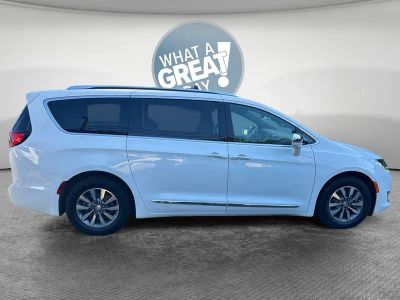 2020 Chrysler Pacifica — side profile view
