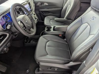 2026 Chrysler Pacifica — photo 11 view