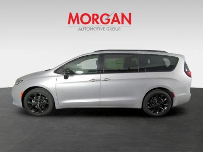 2026 Chrysler Pacifica — photo 8 view