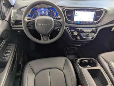 2026 Chrysler Pacifica — photo 14 view