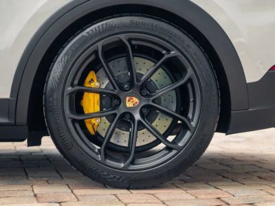 2024 Porsche Cayenne Coupe — photo 16 view