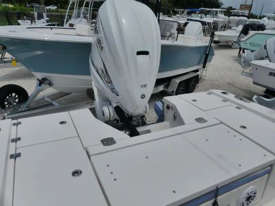 2023 Robalo 266 Cayman SD — engine compartment view