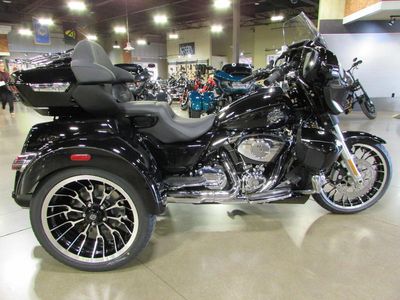 2026 Harley-Davidson FLHLT - Street Glide 3 Limited in VIVD BLACK — front three-quarter view