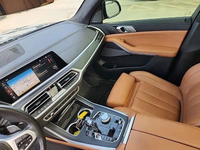 2022 BMW X7 — engine compartment view