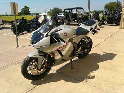 2026 Honda CBR600RRT - Photo 4