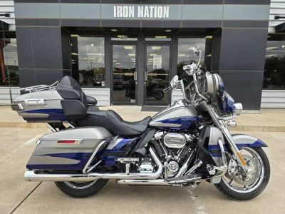 2017 Harley-Davidson® FLHTKSE - CVO™ Limited — front three-quarter view