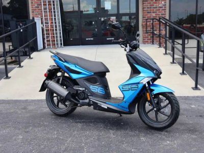 2025 KYMCO Super 8 50R — front three-quarter view
