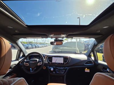 2026 Chrysler Pacifica — photo 11 view