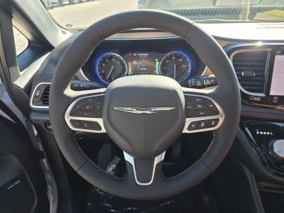 2026 Chrysler Pacifica — photo 18 view