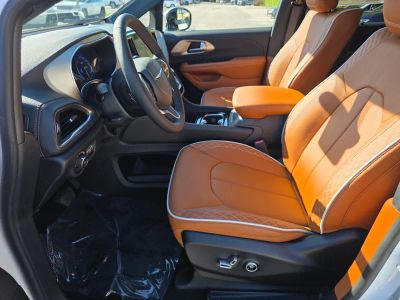 2026 Chrysler Pacifica — photo 14 view