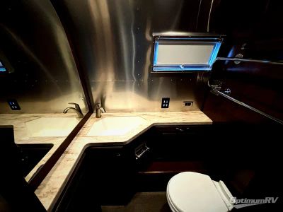 2017 Airstream Classic — photo 13 view