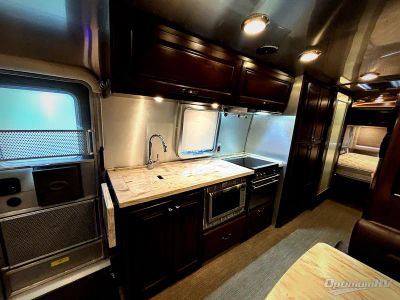 2017 Airstream Classic — photo 9 view
