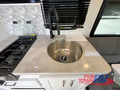 2025 Gulf Stream RV Yellowstone - Photo 13
