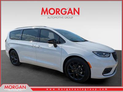 2026 Chrysler Pacifica Limited in White — front three-quarter view