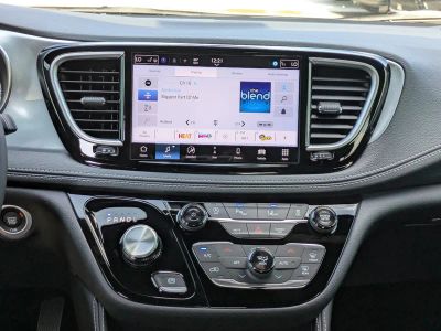 2026 Chrysler Pacifica — photo 16 view