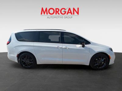 2026 Chrysler Pacifica — side profile view