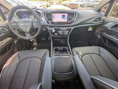 2026 Chrysler Pacifica — photo 14 view