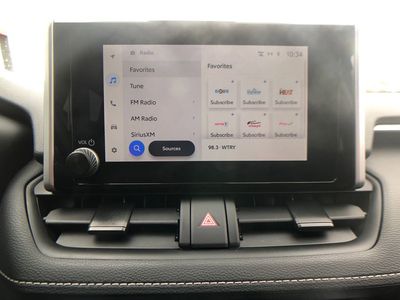 2025 Toyota RAV4 XLE - Photo 24
