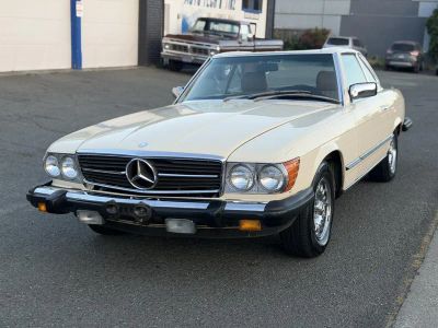 1985 Mercedes-Benz 380 — side profile view