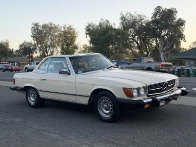 1985 Mercedes-Benz 380 — interior view