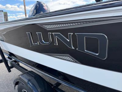2026 Lund 1875 IMPACT XS — engine compartment view
