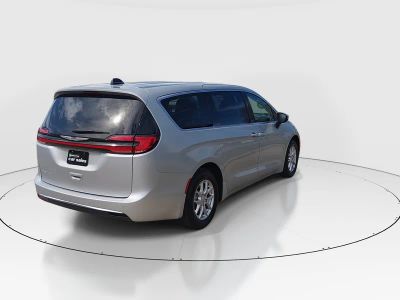 2023 Chrysler Pacifica — photo 7 view