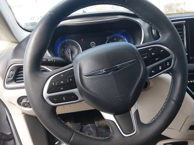 2023 Chrysler Pacifica — photo 12 view