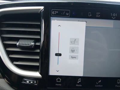 2023 Chrysler Pacifica — photo 18 view