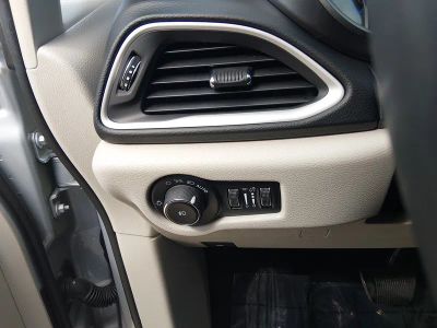 2023 Chrysler Pacifica — photo 13 view