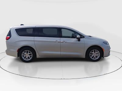 2023 Chrysler Pacifica — photo 8 view