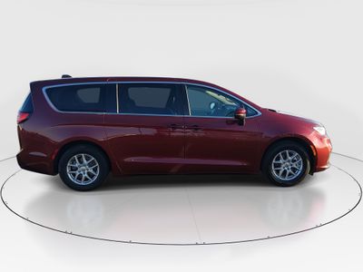 2023 Chrysler Pacifica — photo 8 view