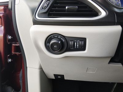 2023 Chrysler Pacifica — photo 13 view