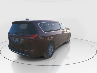 2023 Chrysler Pacifica — photo 7 view