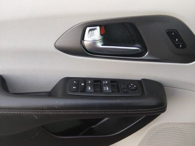 2023 Chrysler Pacifica — photo 19 view