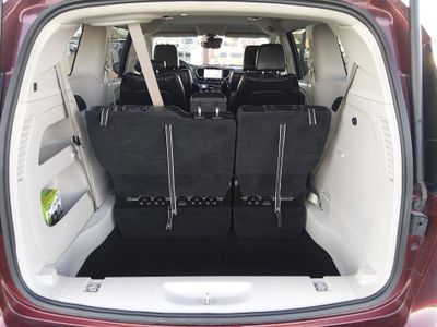2023 Chrysler Pacifica — photo 11 view