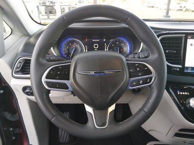 2023 Chrysler Pacifica — photo 12 view