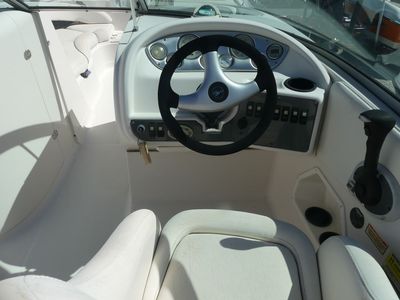 2004 Monterey 233 Explorer — engine compartment view