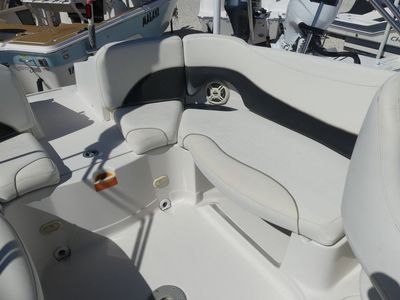 2004 Monterey 233 Explorer — photo 8 view