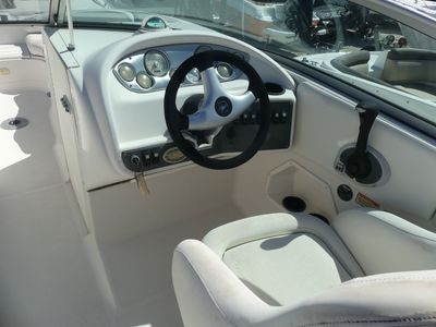 2004 Monterey 233 Explorer — detail view