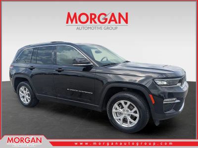 2023 Jeep Grand Cherokee Limited in Diamond Black Crystal Pearlcoat — front three-quarter view