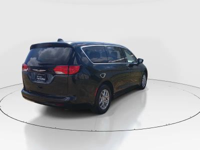 2022 Chrysler Voyager — photo 7 view