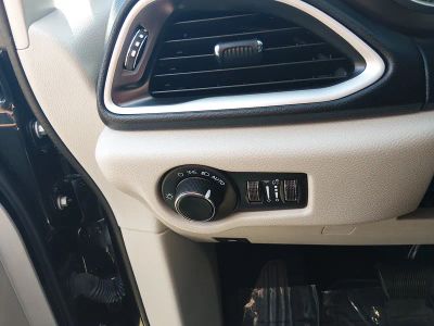 2022 Chrysler Voyager — photo 13 view