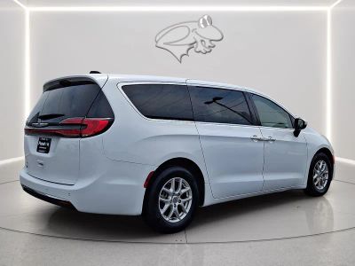 2023 Chrysler Pacifica — detail view