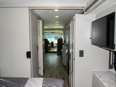2023 Thor Motor Coach HURRICANE - Photo 4