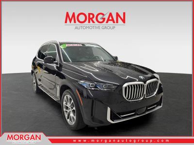 2025 BMW X5 xDrive40i in Black Sapphire Metallic — front three-quarter view