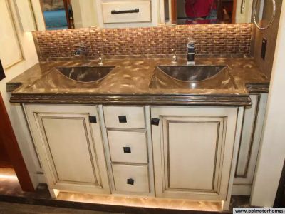 2017 Tiffin 40AP — photo 25 view