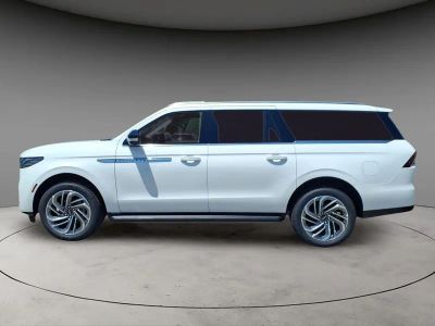 2026 Lincoln Navigator L — side profile view