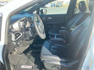 2025 Chrysler Pacifica - Photo 9