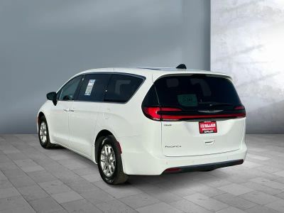 2025 Chrysler Pacifica - Photo 4